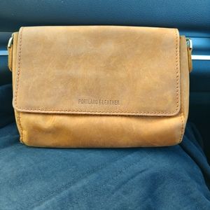 Portland Leather Goods Medium Metro Crossbody in Dakota
